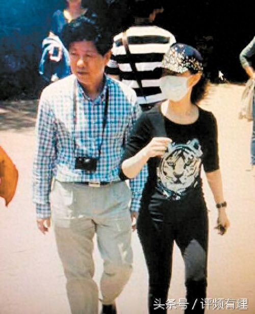 50岁宋祖英与61岁老公罗浩的儿子才11岁,儿子长得像妈妈